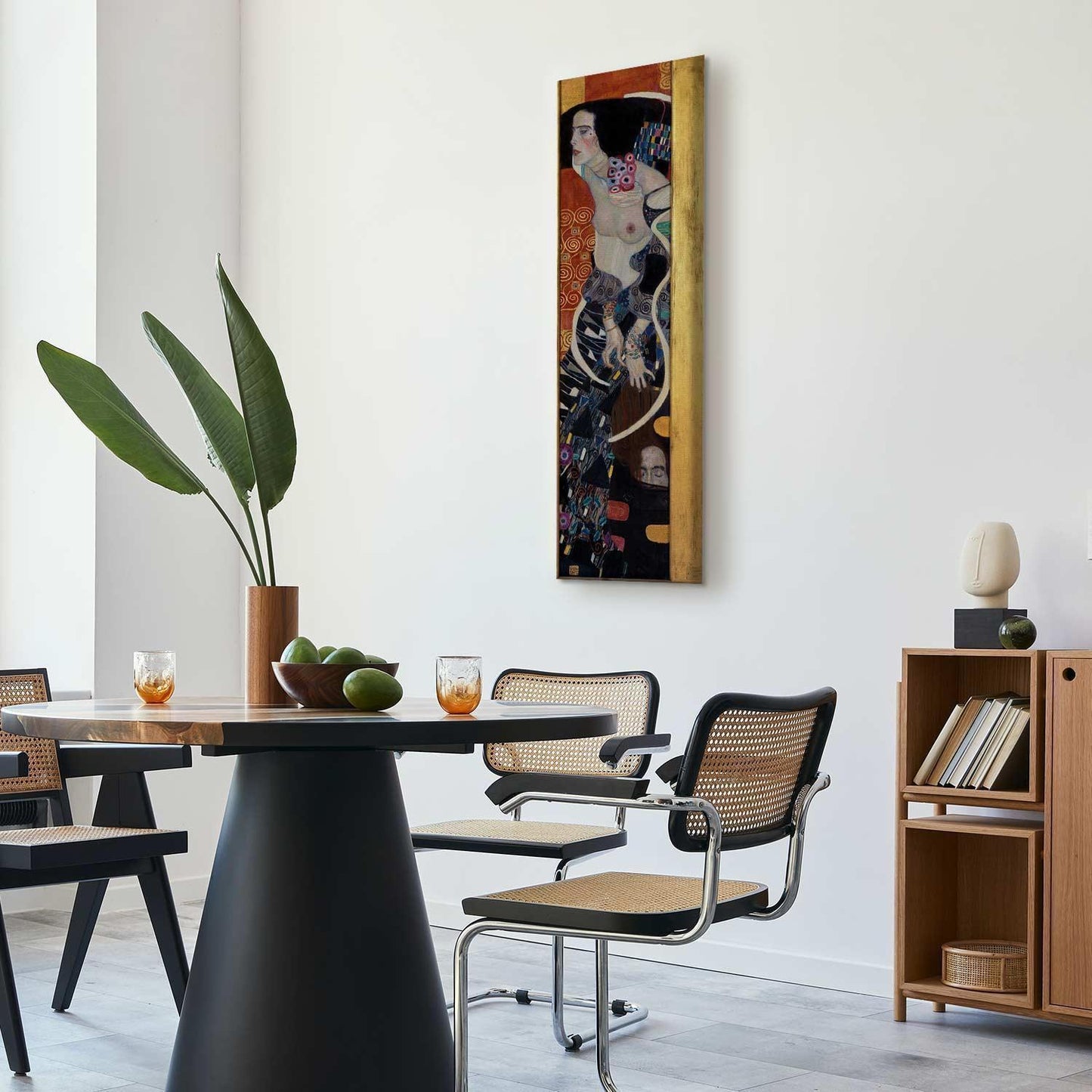 Leinwandbild "Judith II Salome" als stilvolle Wohnzimmerdekoration in modernem Interieur.