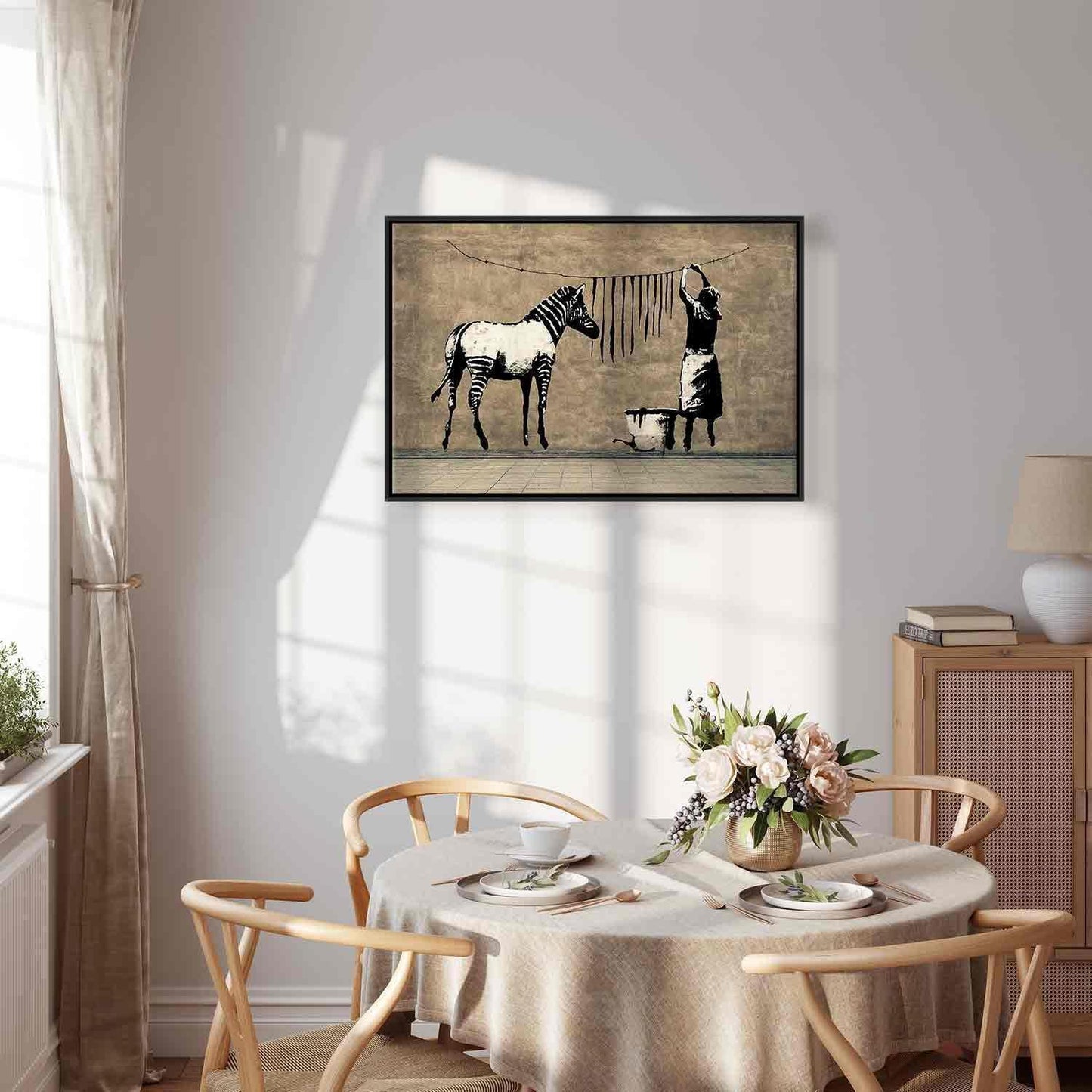Leinwandbild „Banksy – Washing Zebra“ – Streetart auf Beton-Optik