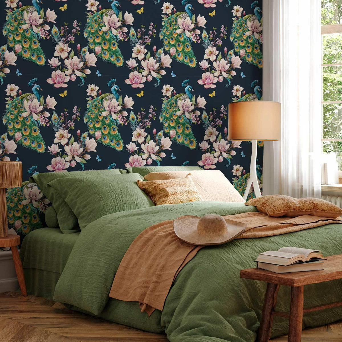 Tapete Magnolien und Pfauen - Elegante Blütenpracht mit exotischen Vögeln