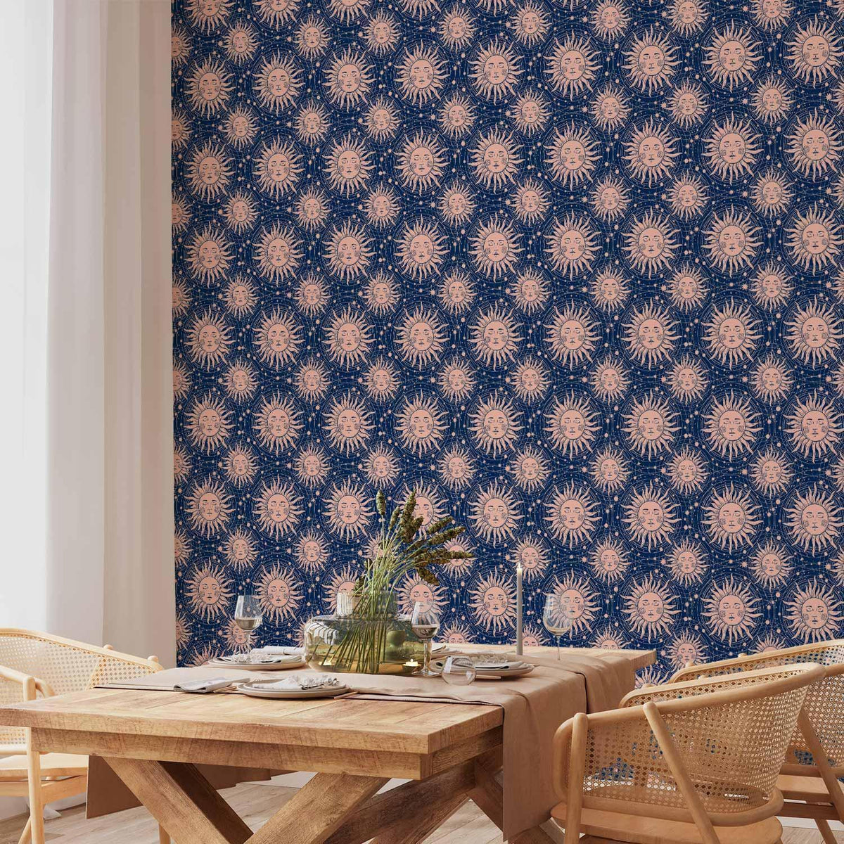 Tapete - Sunny Patterns - Repeating sun motif on a navy background