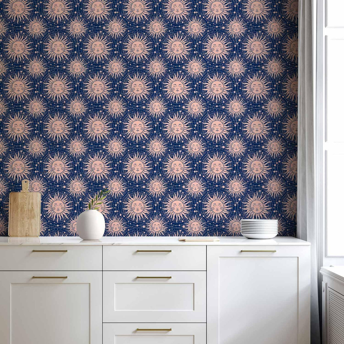 Tapete - Sunny Patterns - Repeating sun motif on a navy background
