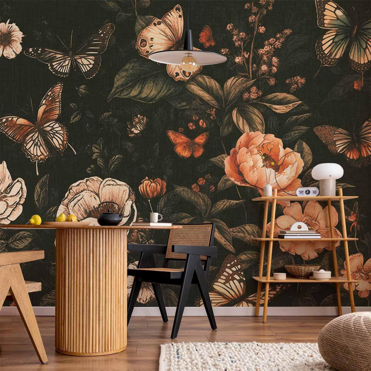 Fototapete Dunkle Pfingstrosen – Schmetterlinge und Blüten im Dutch-Masters-Stil