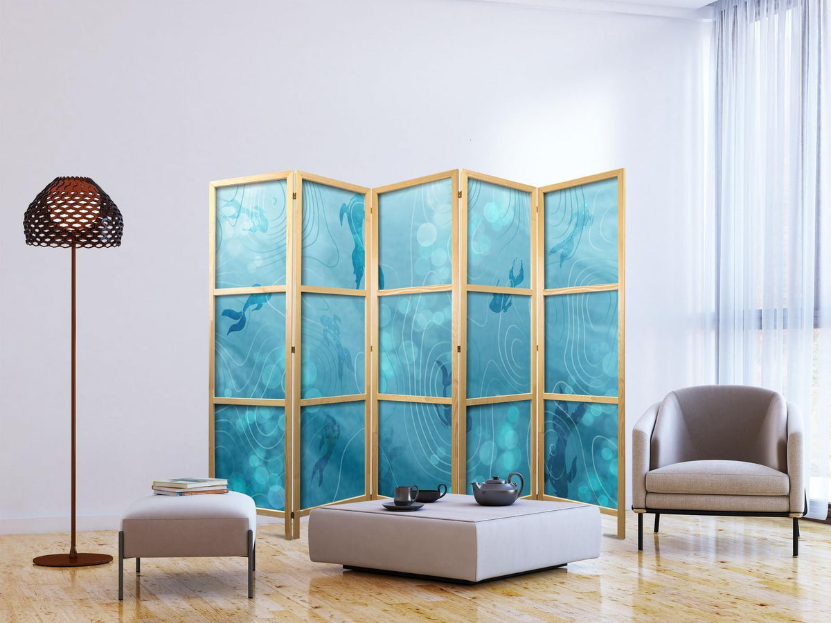 Japanischer Paravent - Koi Fish Under the Water Surface - a Cluster of Japanese Fish in the Depths of the Pond in Shades of Navy and Blue