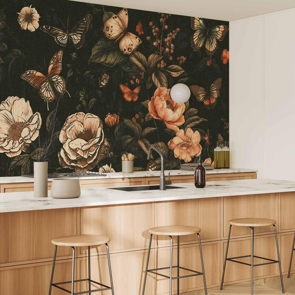 Fototapete Dunkle Pfingstrosen – Schmetterlinge und Blüten im Dutch-Masters-Stil