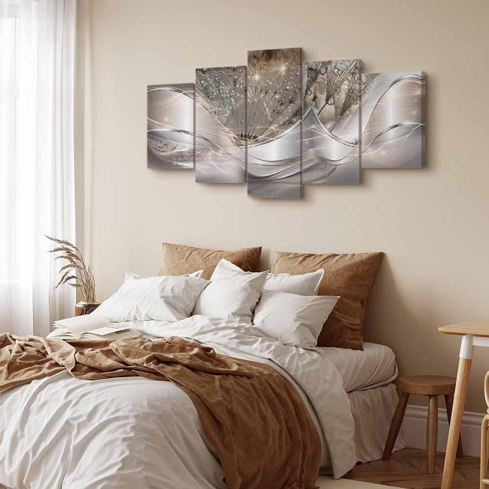 Leinwandbild Funkelnde Pusteblumen - Beige Panorama mit silbernen Akzenten