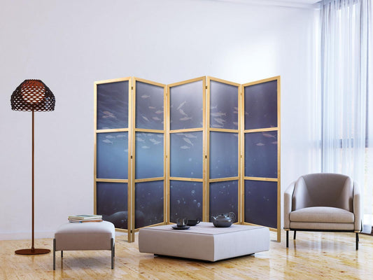 Japanischer Paravent - School of Small Fish - Illuminated Oceanic Depth in Shades of Navy Purple and Gray with a School of Tiny Fish