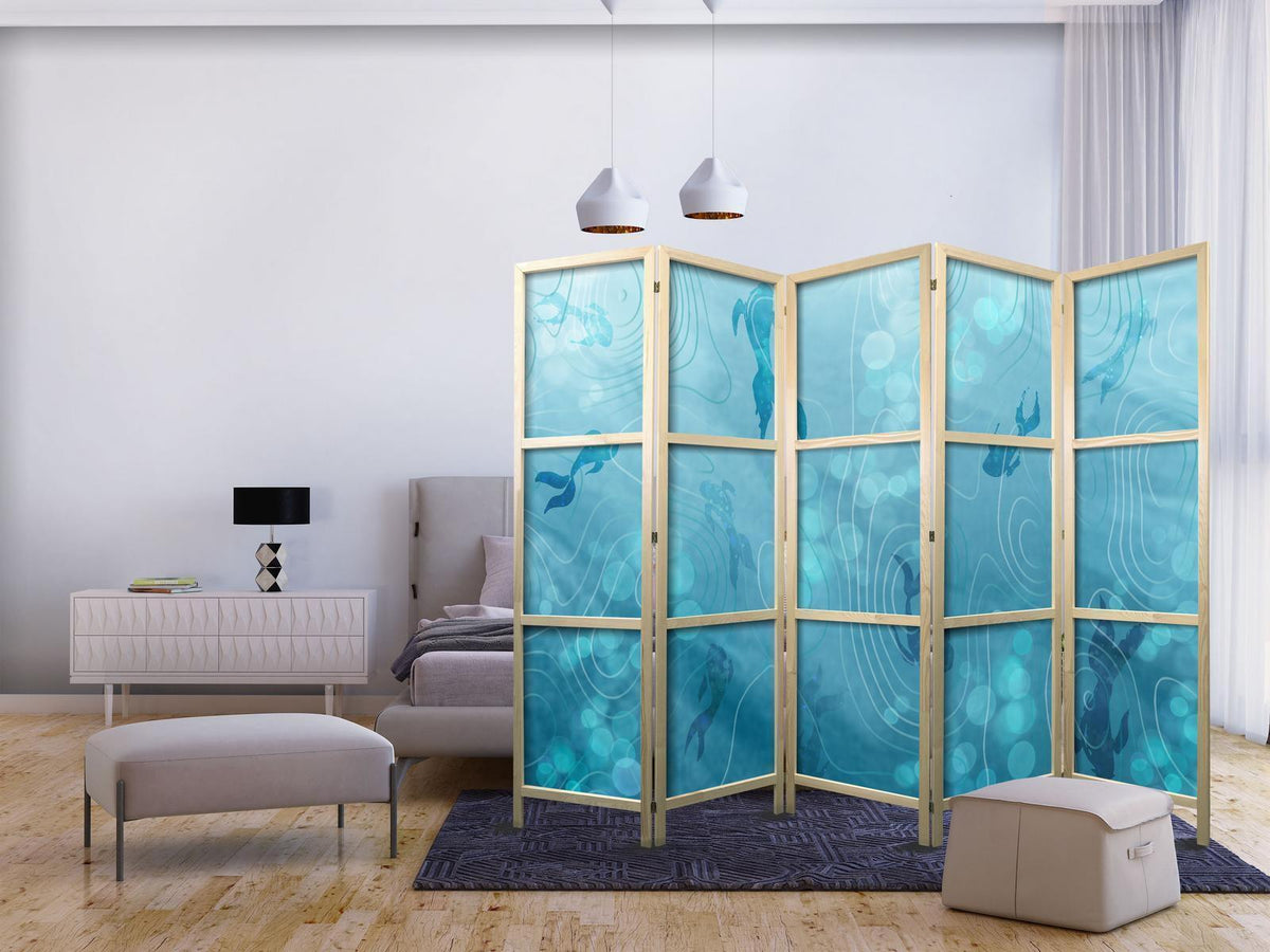 Japanischer Paravent - Koi Fish Under the Water Surface - a Cluster of Japanese Fish in the Depths of the Pond in Shades of Navy and Blue