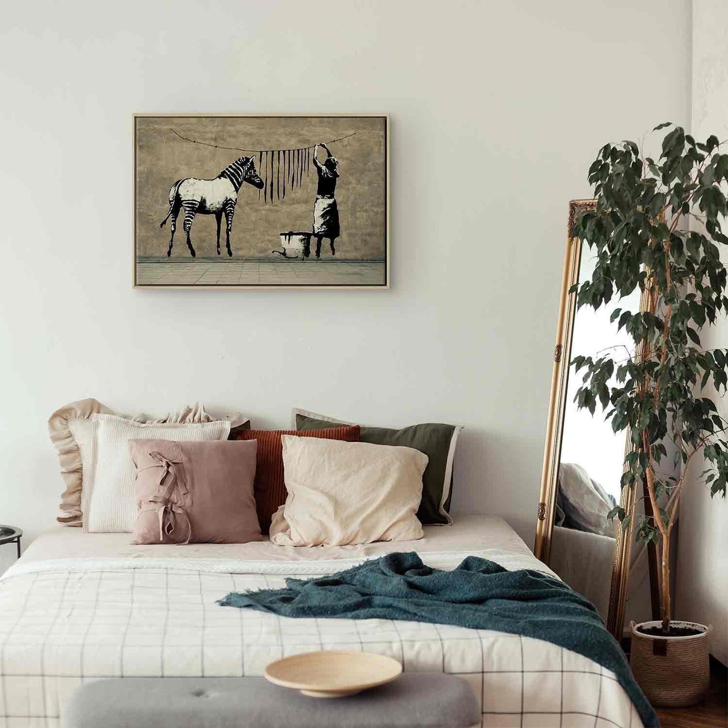 Leinwandbild „Banksy – Washing Zebra“ – Streetart auf Beton-Optik