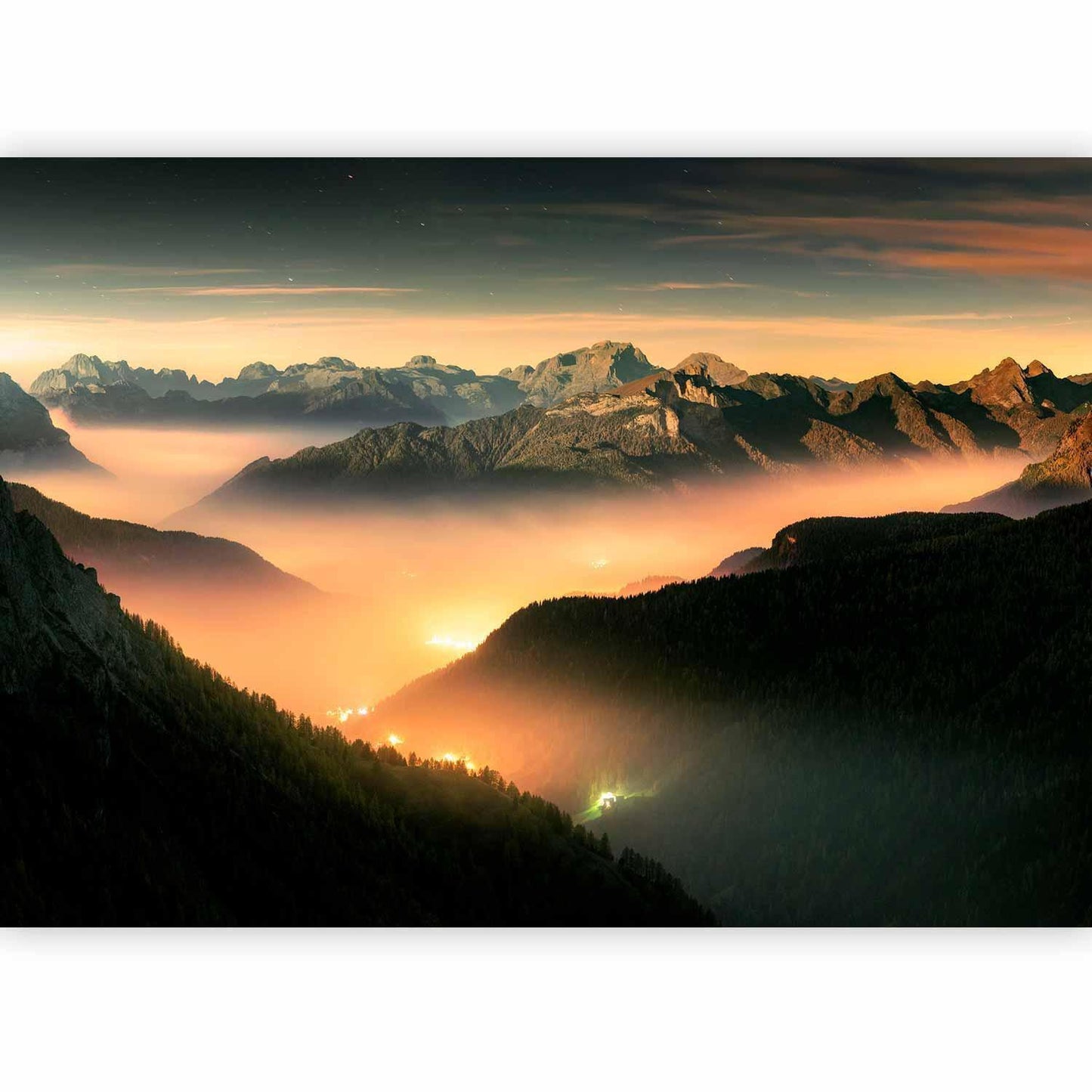 Fototapete Bergatem - Anwendungsbeispiel mit sanfter Berglandschaft im Schlafzimmer - SAWELT