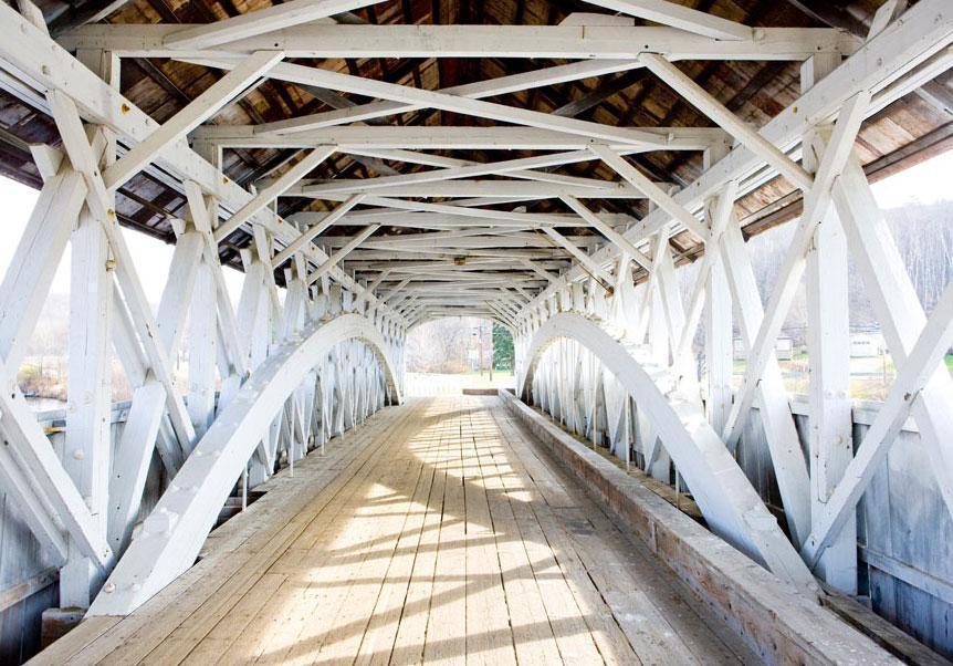 Fototapete Alte Brücke – Nostalgischer Charme mit architektonischer Tiefe