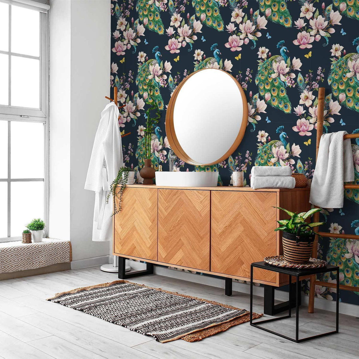 Tapete Magnolien und Pfauen - Elegante Blütenpracht mit exotischen Vögeln