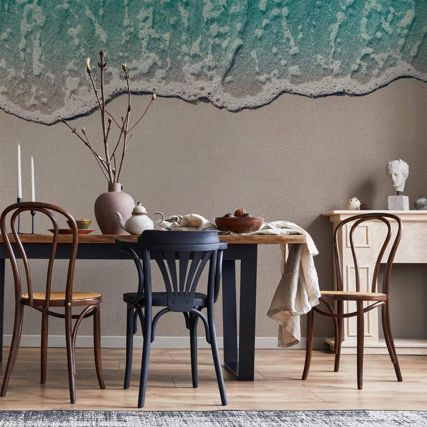 Fototapete Saphirwelle – Elegante Wellen in Blau und Gold für luxuriöse Wandgestaltung