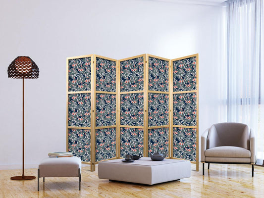 Japanischer Paravent - Fish Among Leaves - Colorful Koi Fish Among Dark Green Water Lily Leaves on a Navy Water Surface