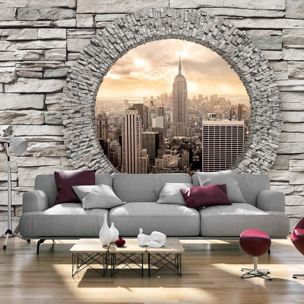 Rundes Fenster in Steinwand mit Blick auf Stadt