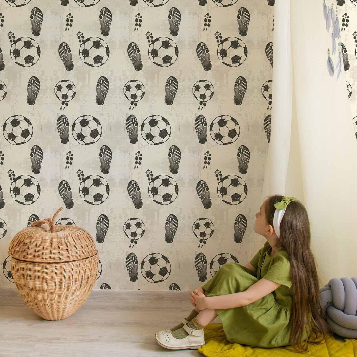 Tapete - Traces and Balls - Black-and-white soccer motifs on a beige background
