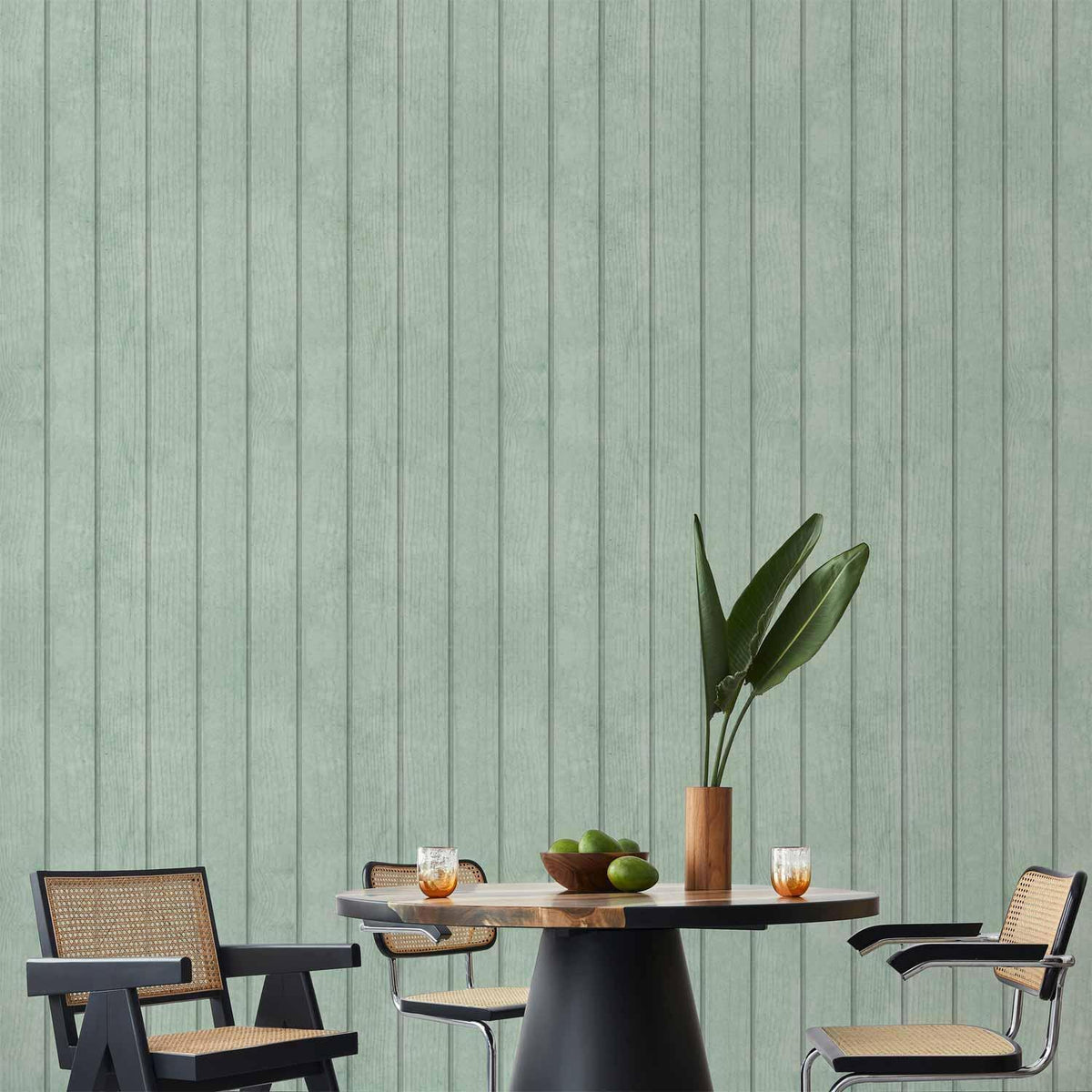 Tapete - Delicate Wood - Vertical stripes in a pastel green shade