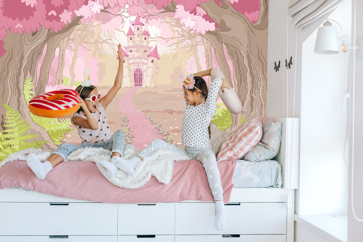 Fototapete Schloss im rosafarbenen Wald – Märchen für Mädchenzimmer