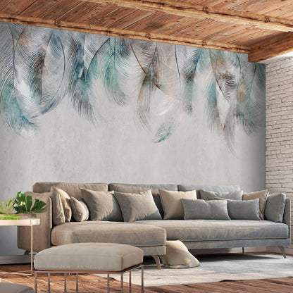 Bunte Federn als leichtes Wandmotiv

