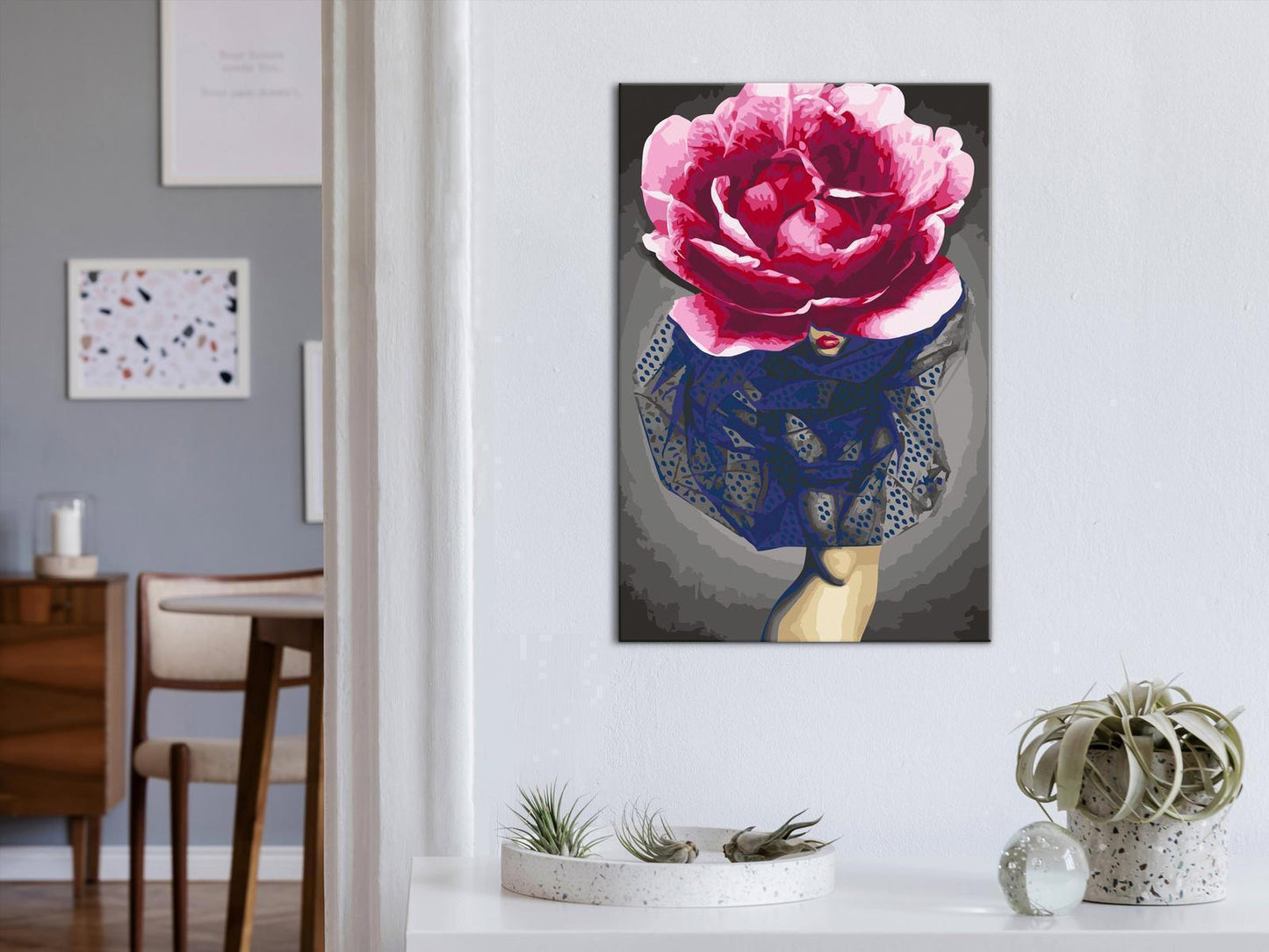 Blumenmädchen Wandbild zum Ausmalen - Poetische Frauensilhouette mit nummerierten Feldern für entspannende Malstunden - Sawelt