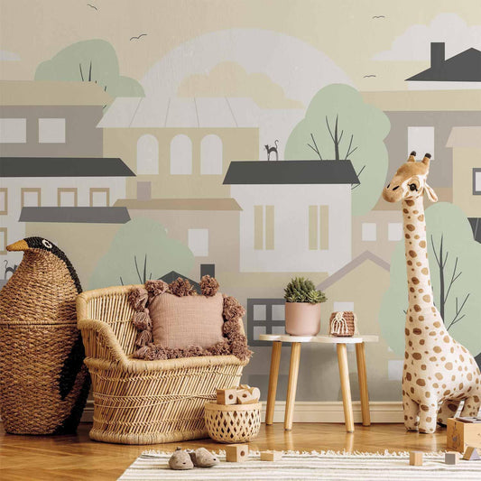 Fototapete mit sonniger Stadtlandschaft, drei Katzen auf Hausdächern, grünen Bäumen und fliegenden Vögeln für Kinderzimmer