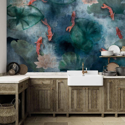 Fototapete „Teichidylle mit Fischen“ – Wasserpflanzen & Fischmotiv für entspannte Räume