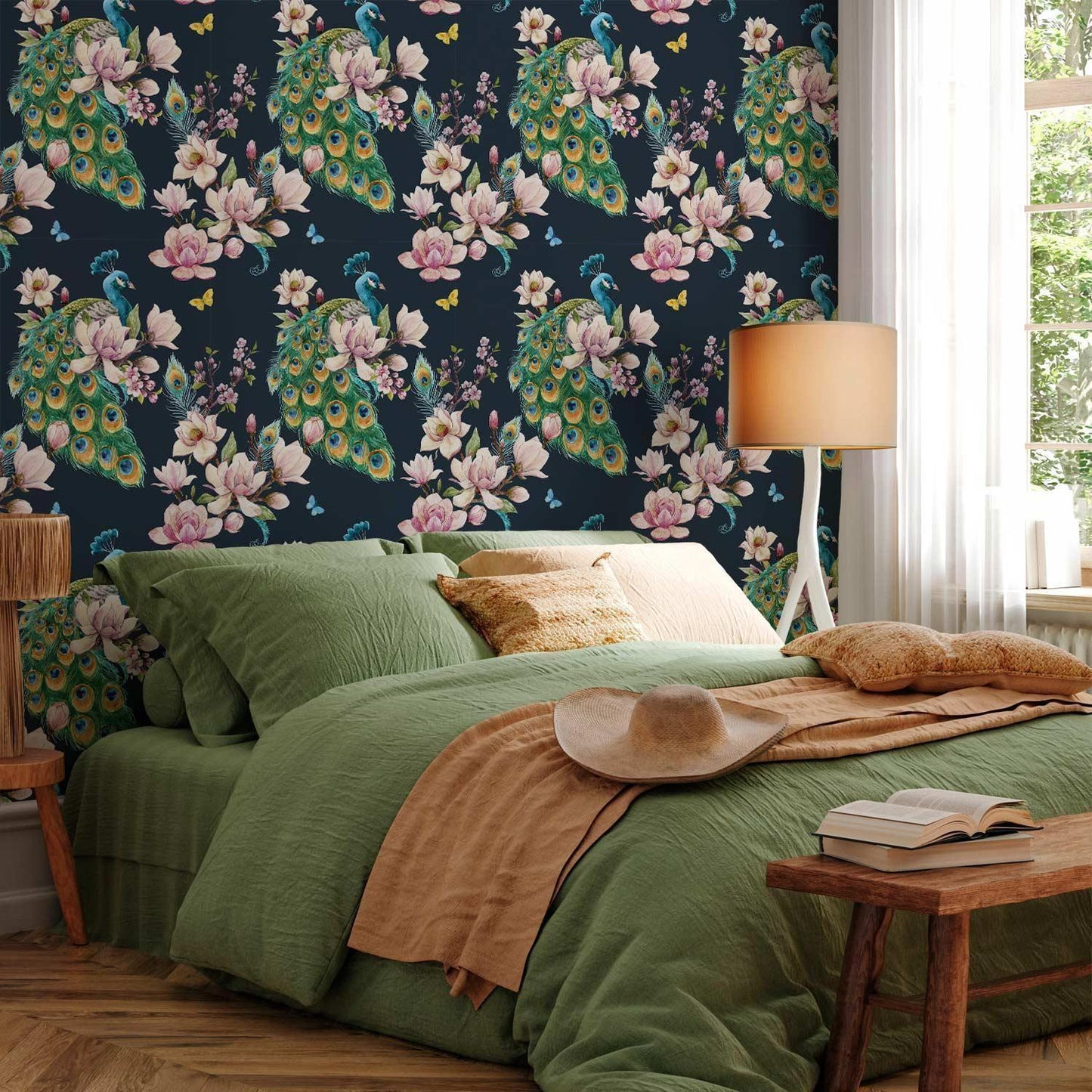 Tapete Magnolien und Pfauen - Elegante Blütenpracht mit exotischen Vögeln