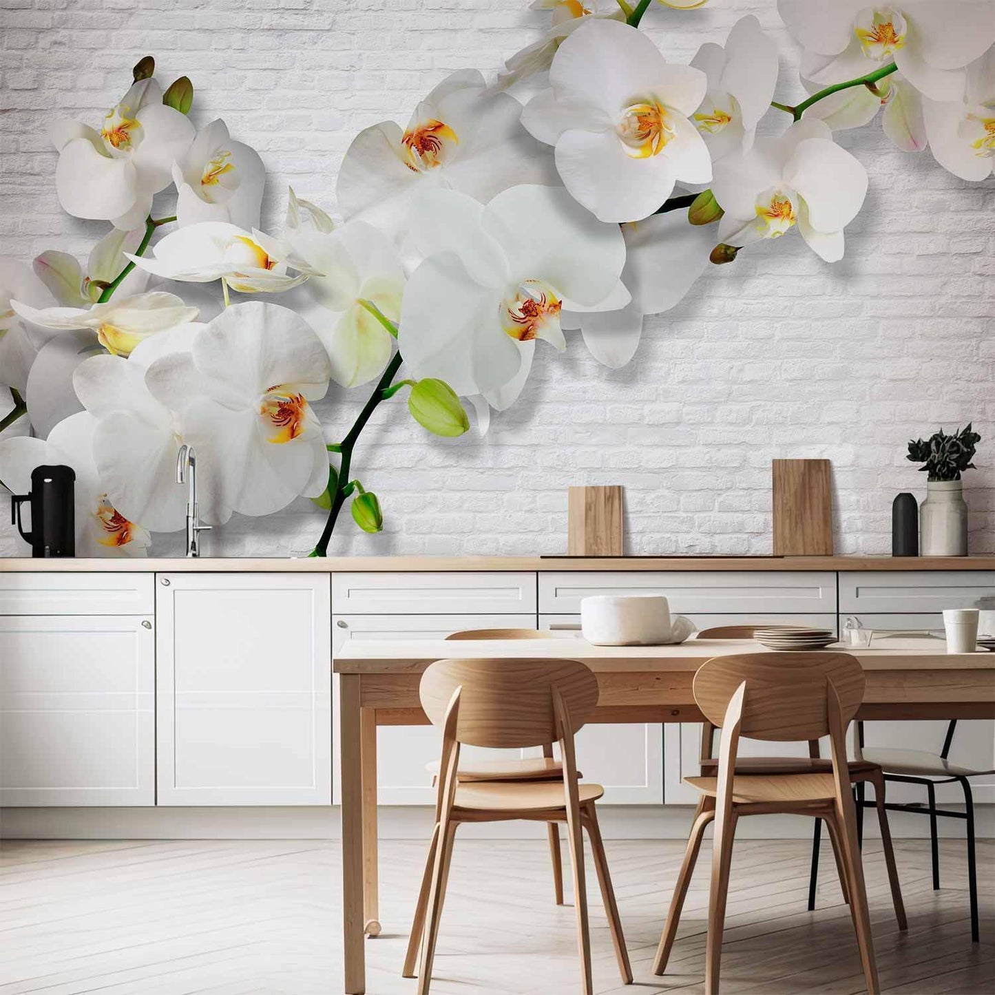 Orchideenmotiv in Weiß auf fotorealistischer Tapete – Kombination aus Natur und urbanem Flair