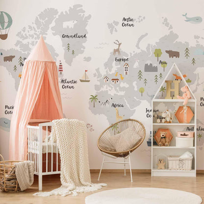 Weltkarte Fototapete Installationsansicht, einfache Montage an weißer Kinderzimmerwand