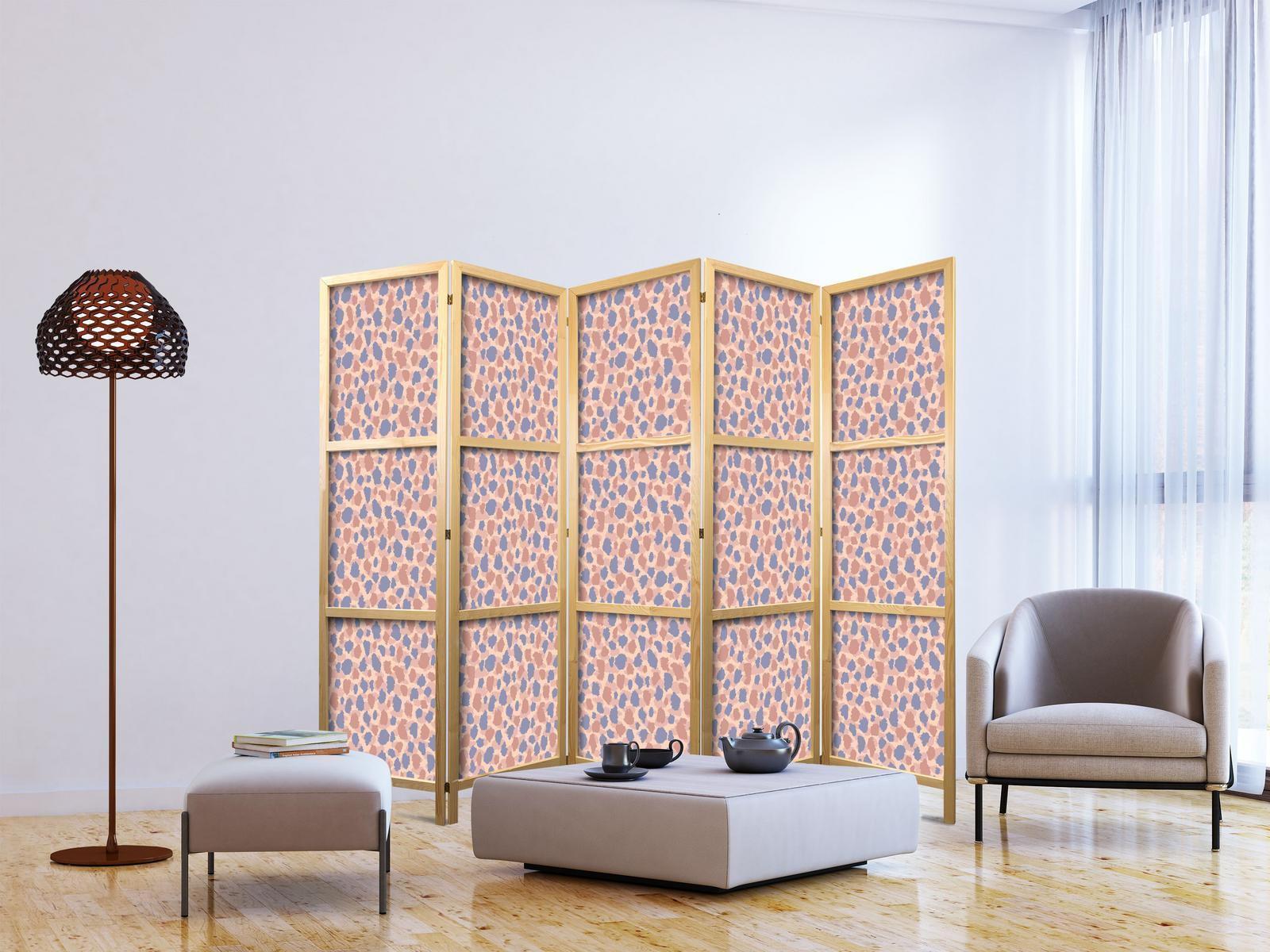 Japanischer Paravent - Giraffe Pattern - Colorful Animal Pattern in Blue-Pink Spots Artgeist