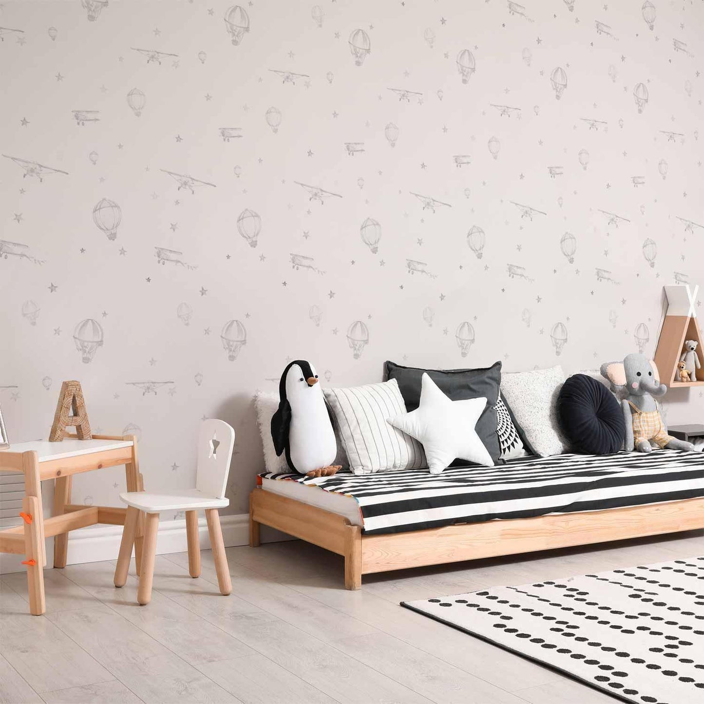 Tapete - Watercolor - Airplanes and balloons painted on a white sky background