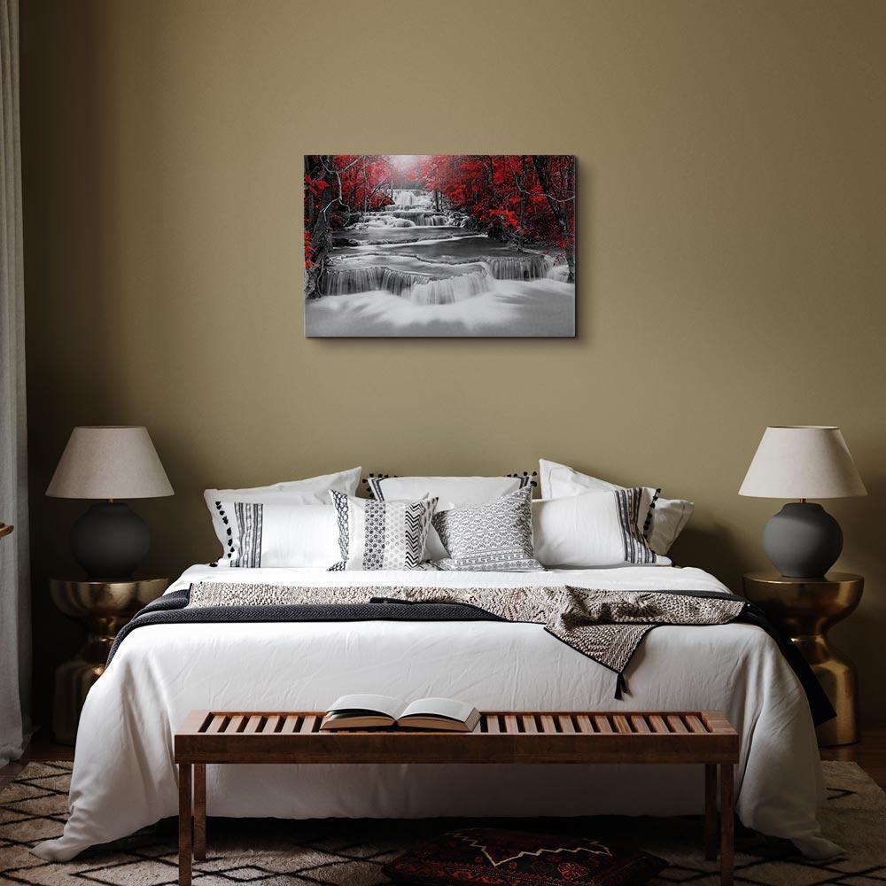 Leinwandbild Wasserfall mit roten Bäumen – Schwarz-Weiß Naturszene mit Farbakzent