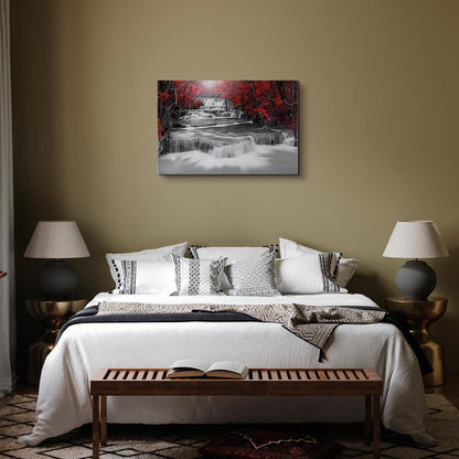 Leinwandbild Wasserfall mit roten Bäumen – Schwarz-Weiß Naturszene mit Farbakzent