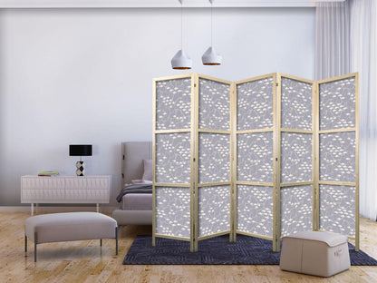 Japanischer Paravent - Underwater Shoal of Small Fish - Tiny Light-Beige Fish on the Background of Oceanic Depths in Gray Shades