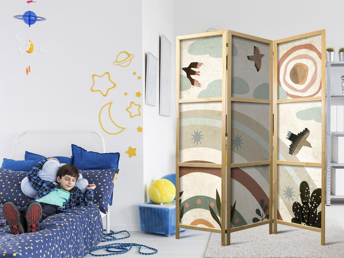 Japanischer Paravent - Sun Above the Rainbow - Birds in Subdued Colors Flying Among Clouds Above a Rainbow and Vegetation on a Light Beige Background