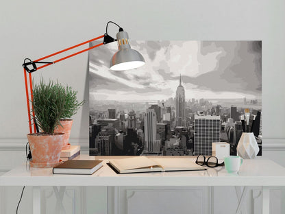 Graues New York Wandbild zum Ausmalen - Stilvolle Skyline-Kunst mit nummerierten Feldern für entspannende Malstunden - Sawelt