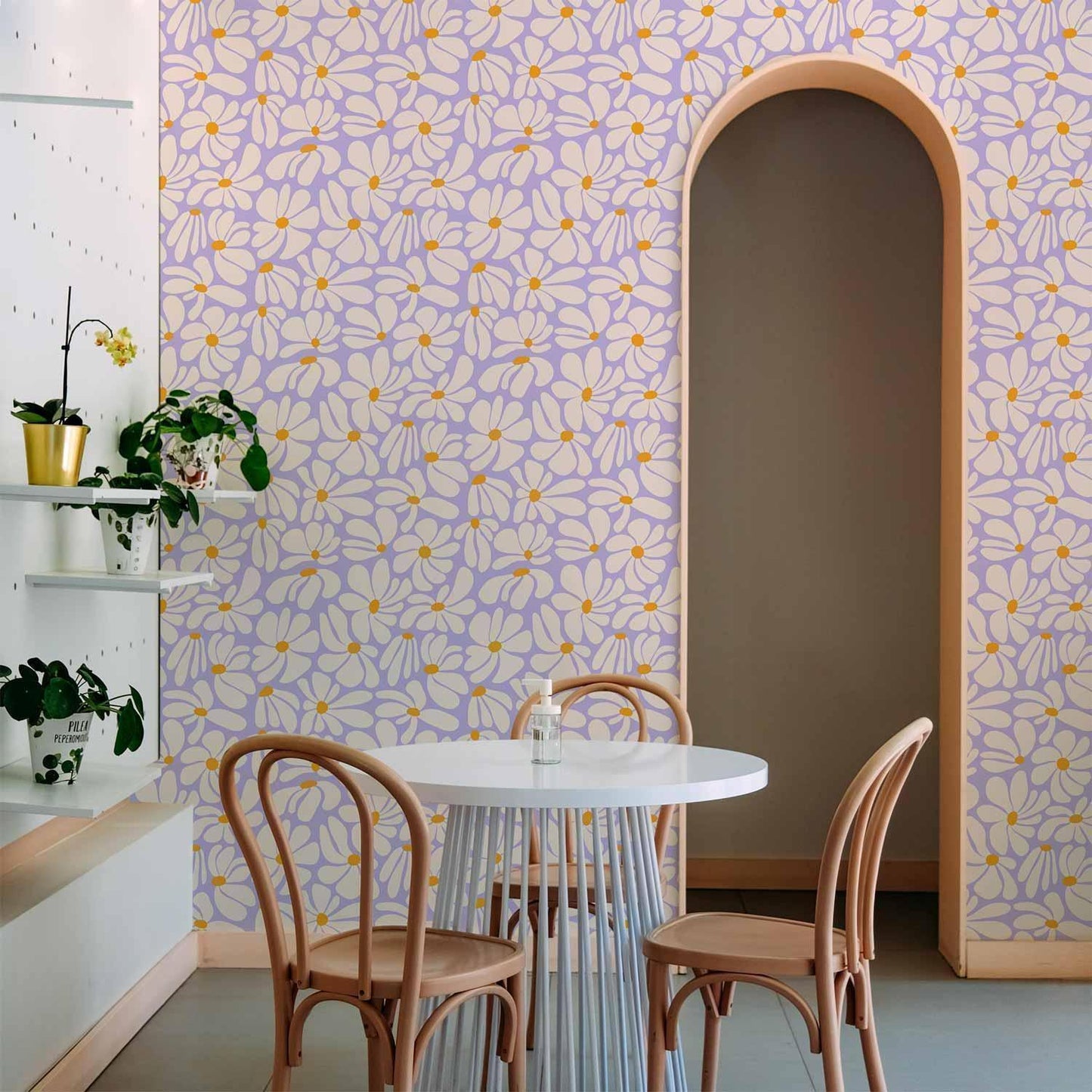 Tapete Cremefarbene Blüten - Zarte Blütenpracht auf sanftem Lila