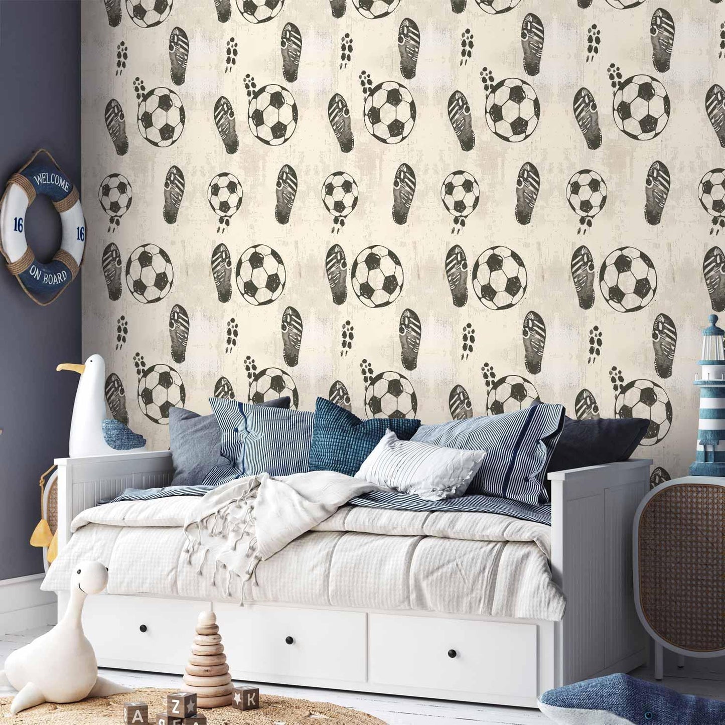 Tapete - Traces and Balls - Black-and-white soccer motifs on a beige background