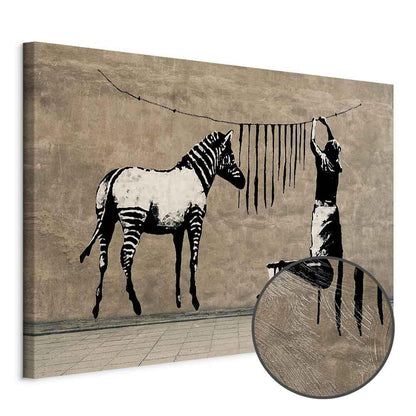 Leinwandbild Banksy Zebra wird gewaschen – Street Art auf Beton