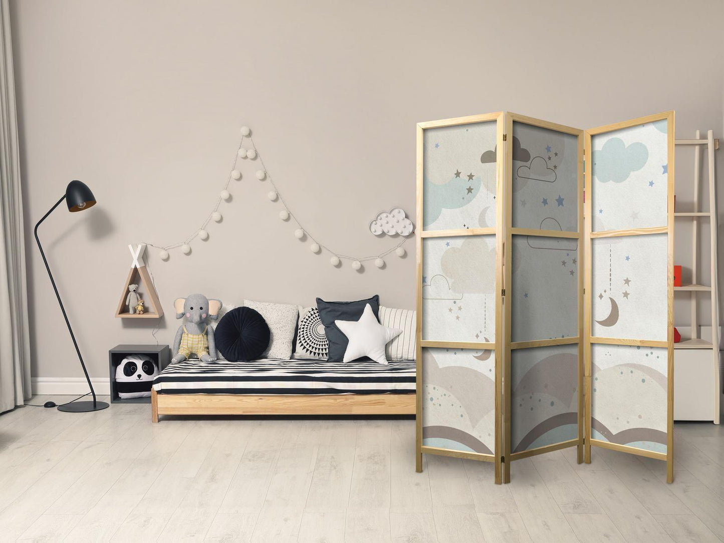 Japanischer Paravent - Cloudy Night Sky - Moons in browns and beiges among numerous clouds and stars on a light background