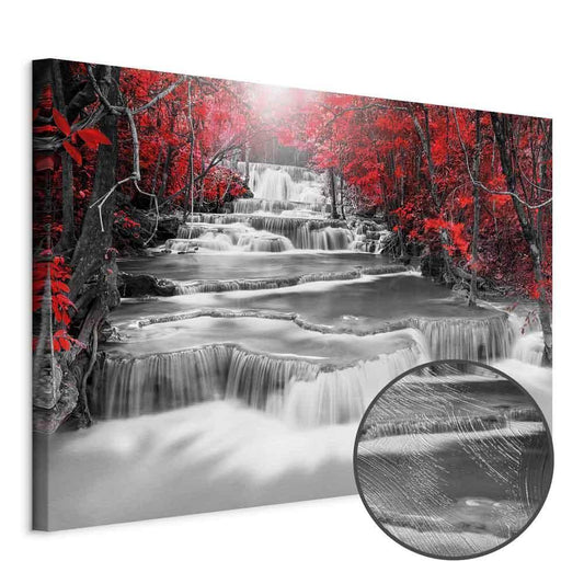 Leinwandbild Wasserfall mit roten Bäumen – Schwarz-Weiß Naturszene mit Farbakzent