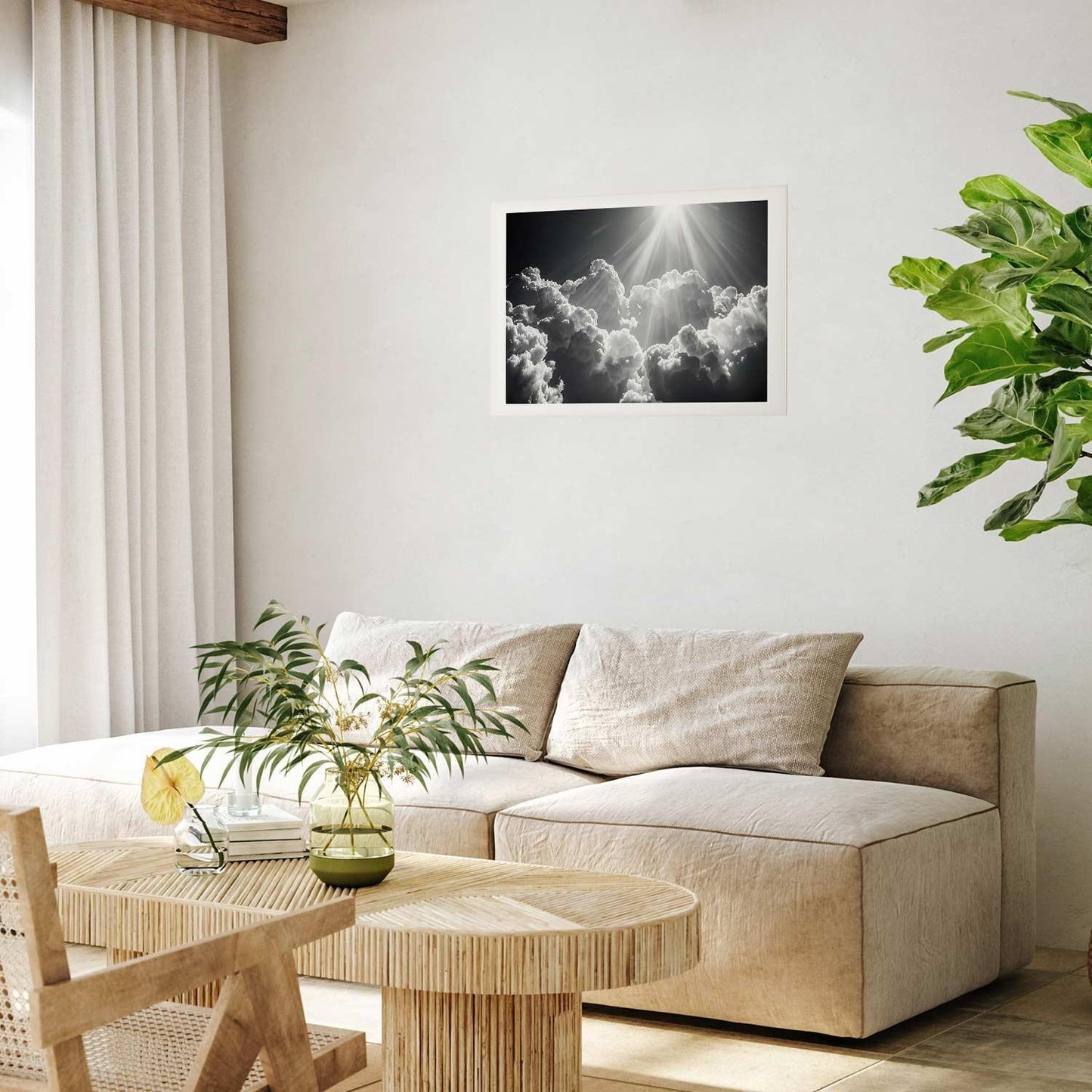 Schwarz-Weiß-Poster mit Lichtstrahlen und dramatischer Wolkendecke