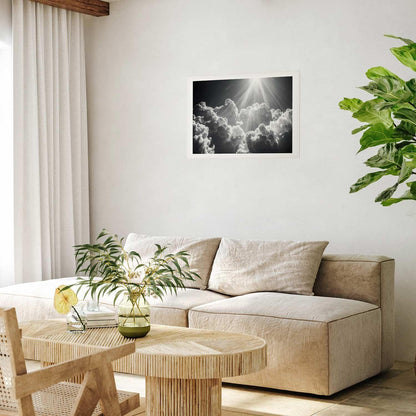 Schwarz-Weiß-Poster mit Lichtstrahlen und dramatischer Wolkendecke
