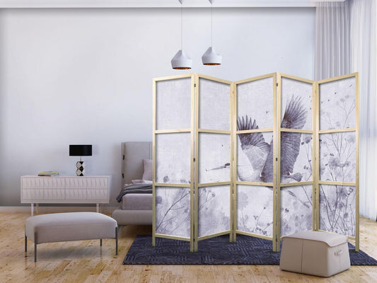 Japanischer Paravent - Majestic flight - a crane in flight in monochrome, cool colours