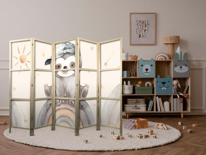 Japanischer Paravent - Happy Sloth - Sloth in muted colors - wearing a cap - sitting on a rainbow among the stars