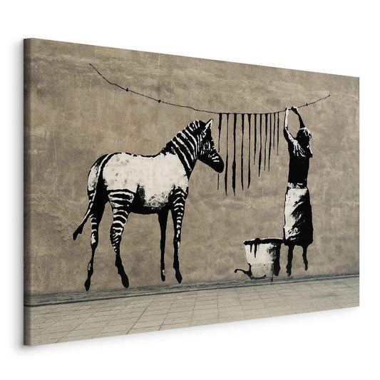 Leinwandbild „Banksy – Washing Zebra“ – Streetart auf Beton-Optik