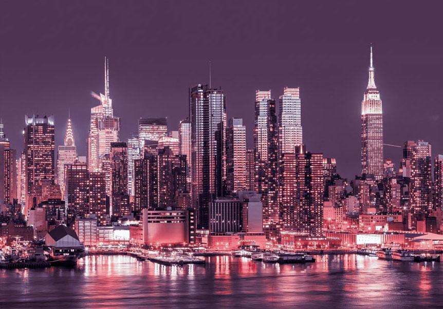 Violetter Himmel über New York Hochhäusern

