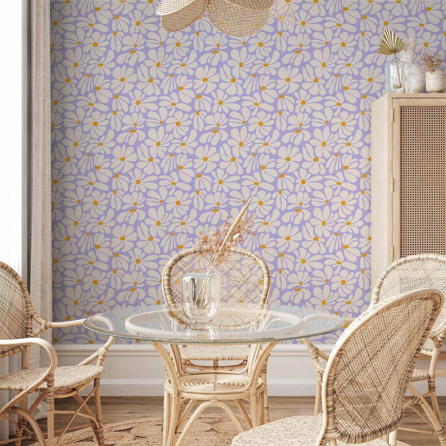 Tapete Cremefarbene Blüten - Zarte Blütenpracht auf sanftem Lila