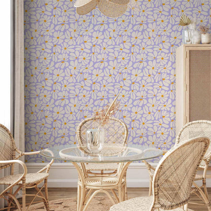 Tapete Cremefarbene Blüten - Zarte Blütenpracht auf sanftem Lila