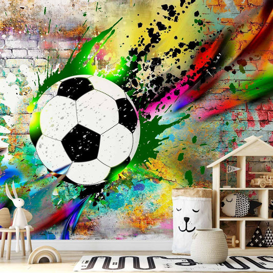 Fototapete „Dynamischer Fußballflug“ – Sportliches Design auf Ziegelgrau