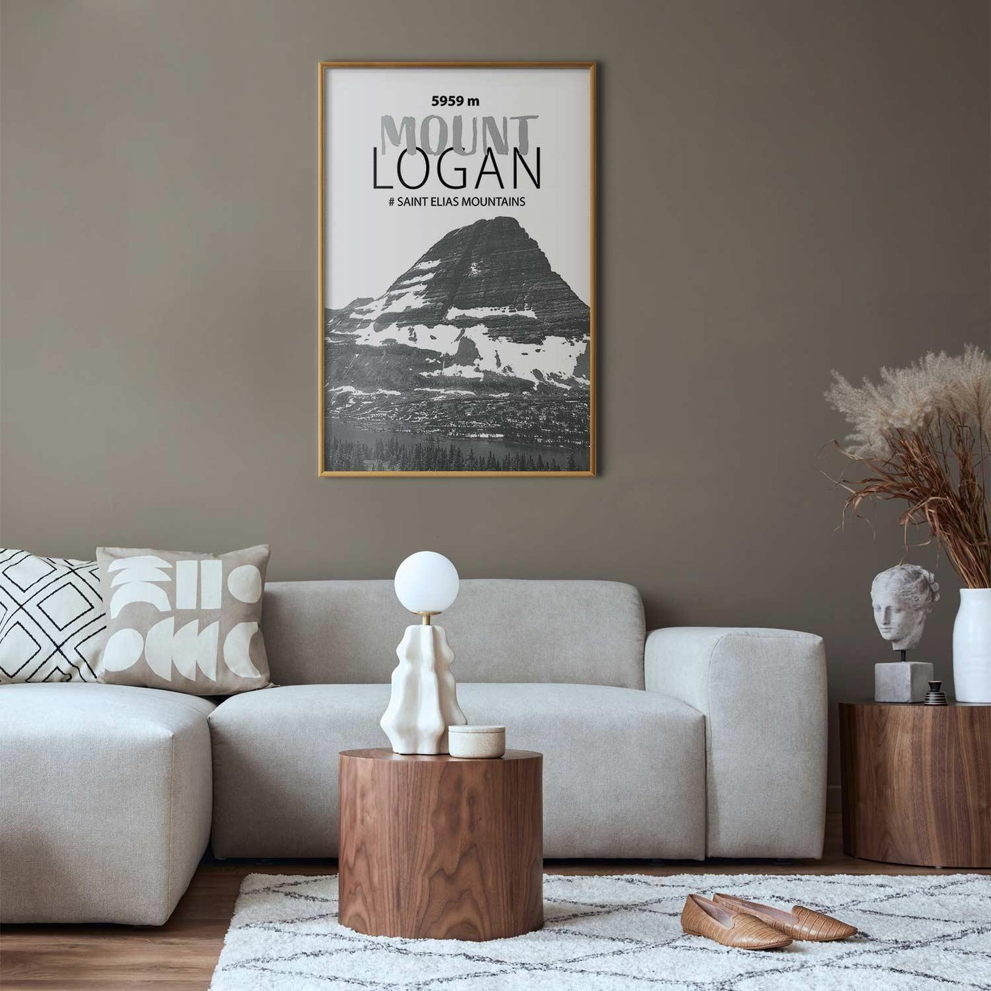 Poster - The majestic Mount Logan mountain peak, crown of mountains, mountain landscape